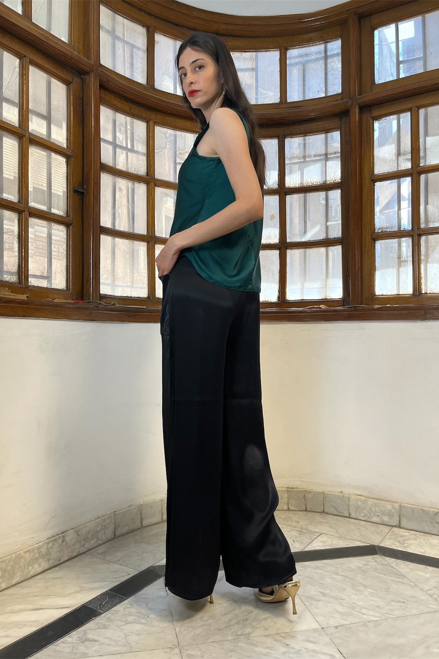 Sleeveless Satin Blouse in Oliv