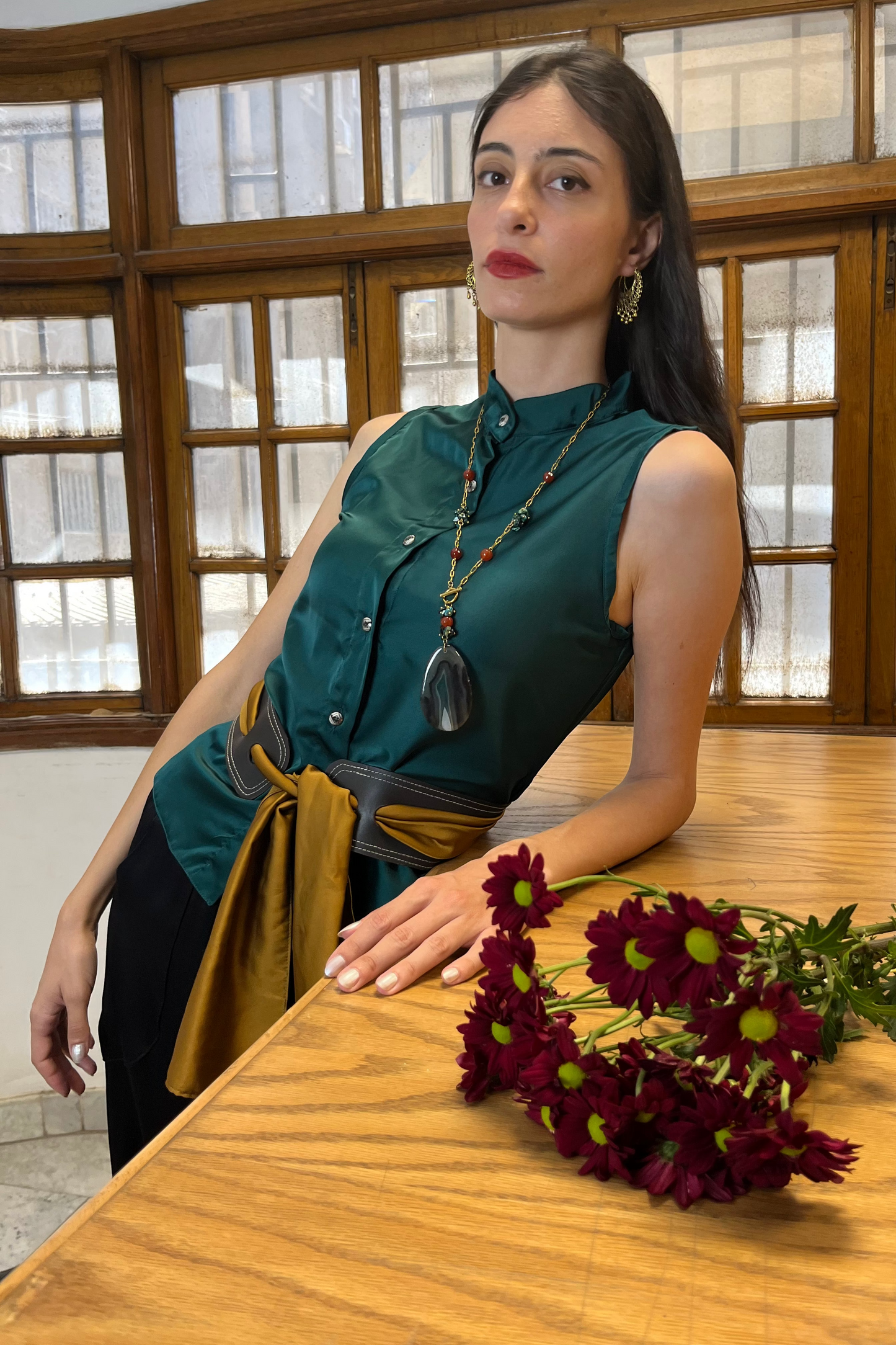 Sleeveless Satin Blouse in Oliv