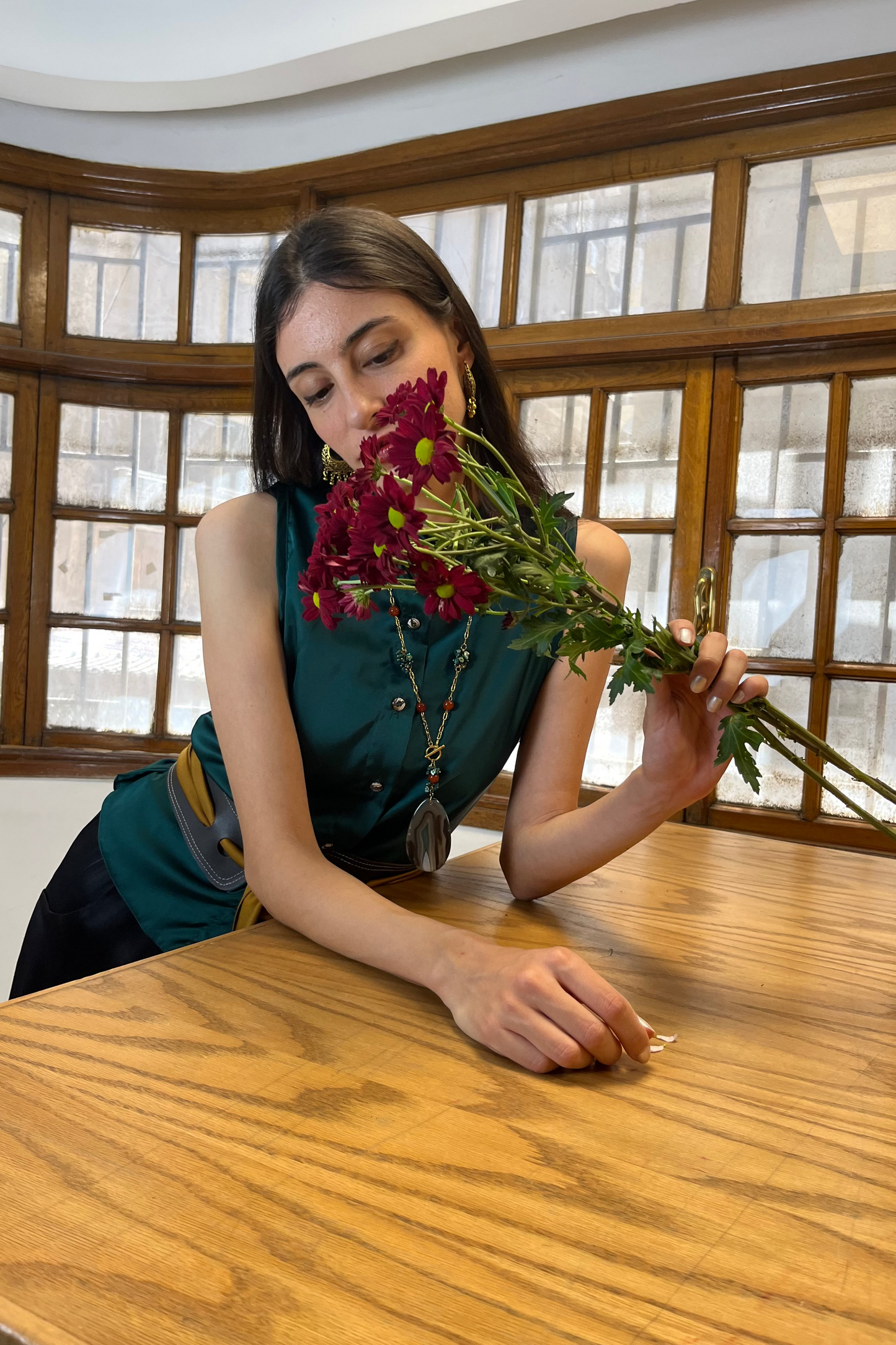 Sleeveless Satin Blouse in Oliv