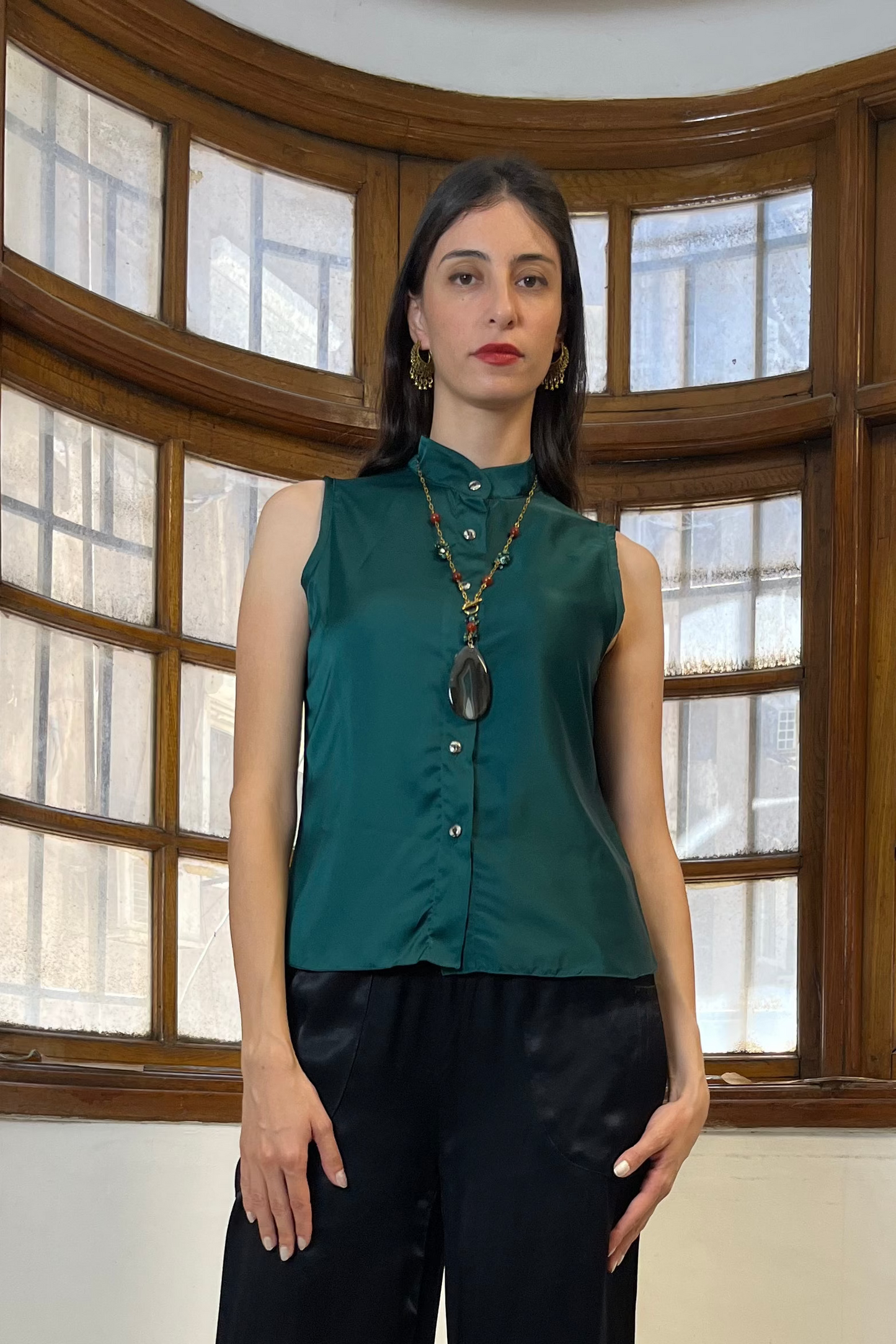 Sleeveless Satin Blouse in Oliv