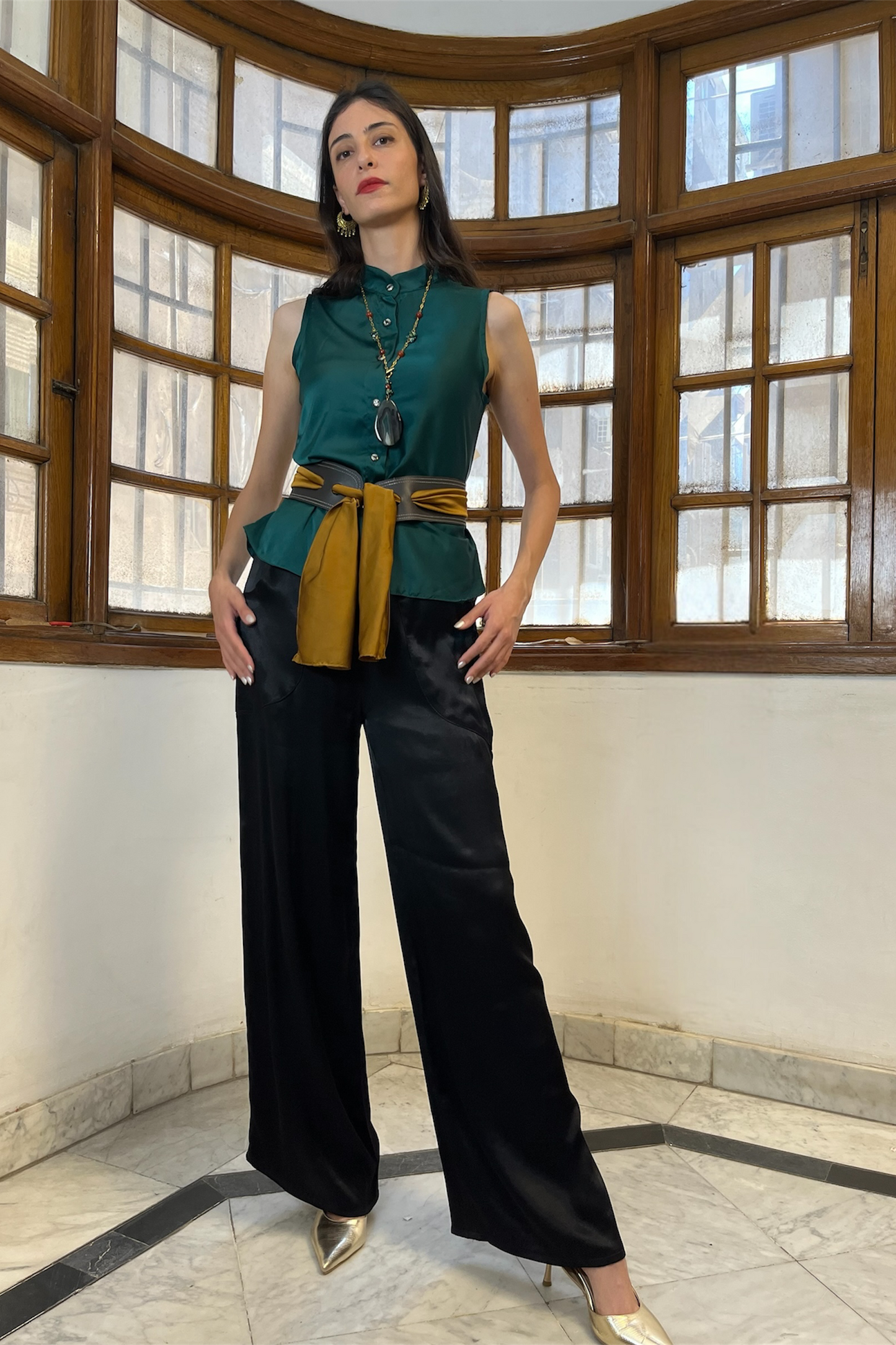 Sleeveless Satin Blouse in Oliv